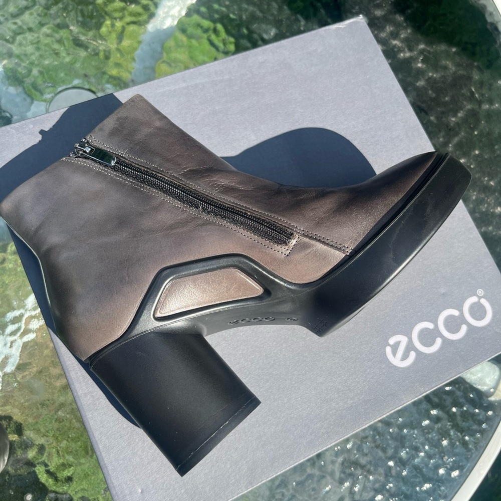 Ecco brown and black heeled booties size 9-9.5